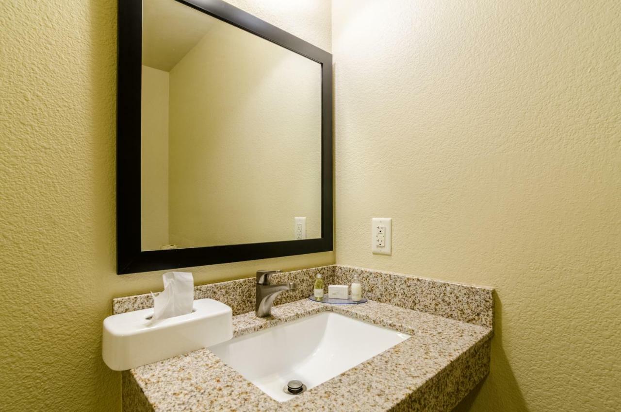 Cobblestone Hotel & Suites - แมคคุก ภายนอก รูปภาพ